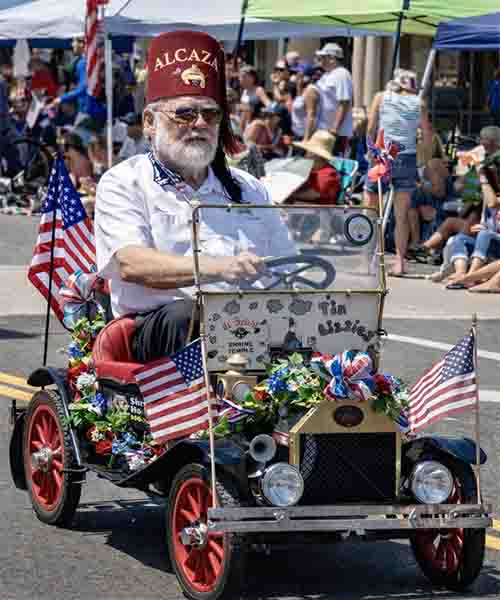 Old timey car with Alcazar Shriner